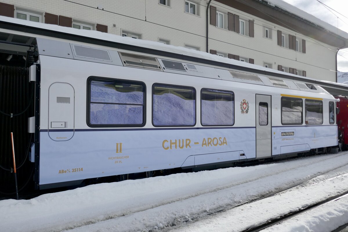 Der ABe 4/4 35114 vom  Ahnenzug  im Design der Arosabahn von vor der Fusion mit der RhB am 26.12.23 im Bahnhof Arosa.
