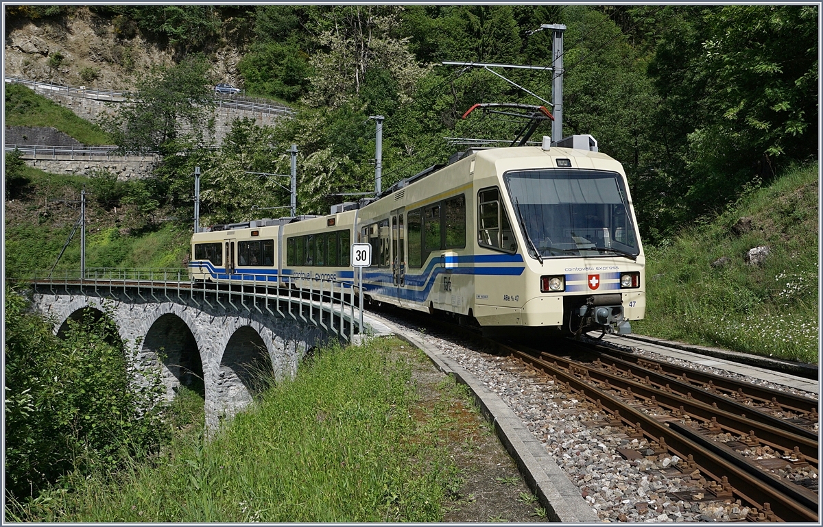 Der ABe 4/8 47 erreicht als  CentovalliExpress  CEX 43 Verdasio, von der von Domodossola nach Locarno fahrende Zug durchfährt. 
20. Mai 2017