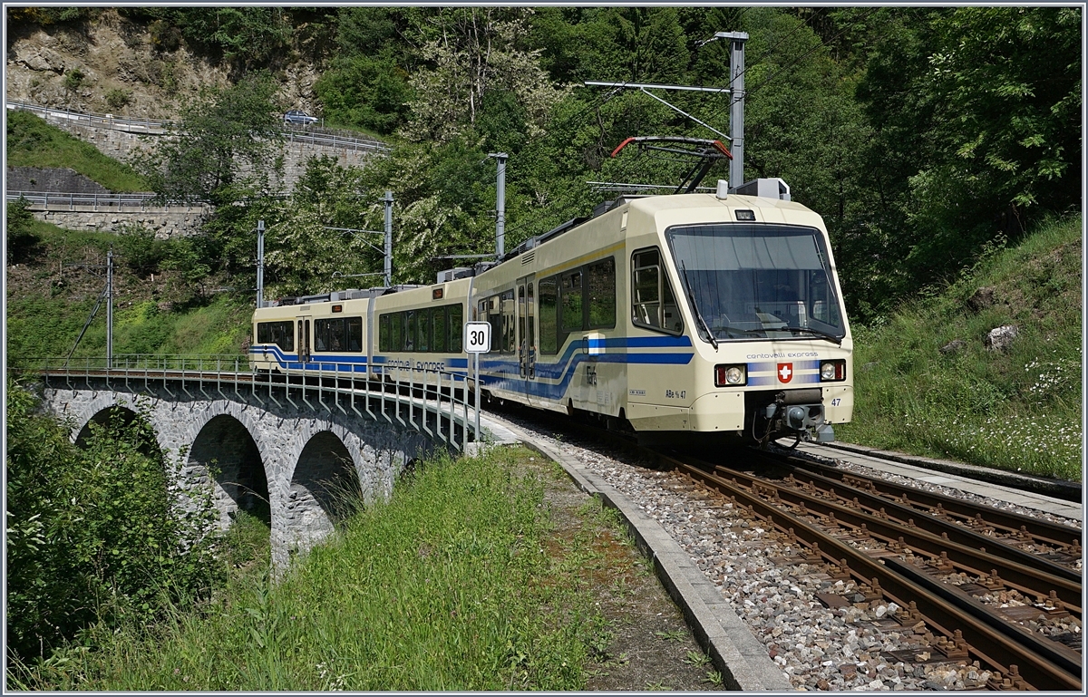 Der ABe 4/8 47 erreicht als  CentovalliExpress  CEX 43 Verdasio, von der von Domodossola nach Locarno fahrende Zug durchfährt. 
20. Mai 2017