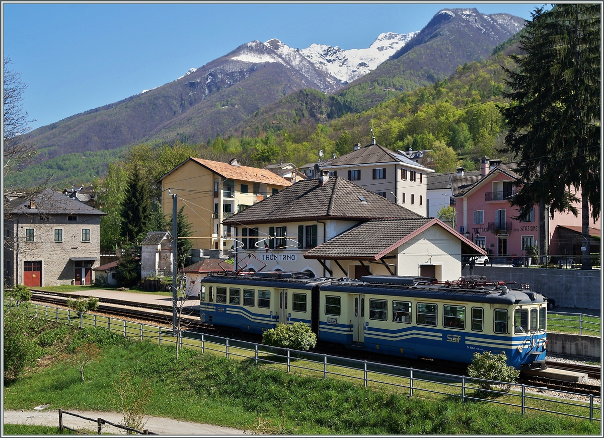 Der ABe 6/6 34  Piemonte  beim Halt in Trontano. Im Hintergrund die bereits andersweitig erwähnte, empfehlenswerte Trattoria della Statione.
14.04.2014