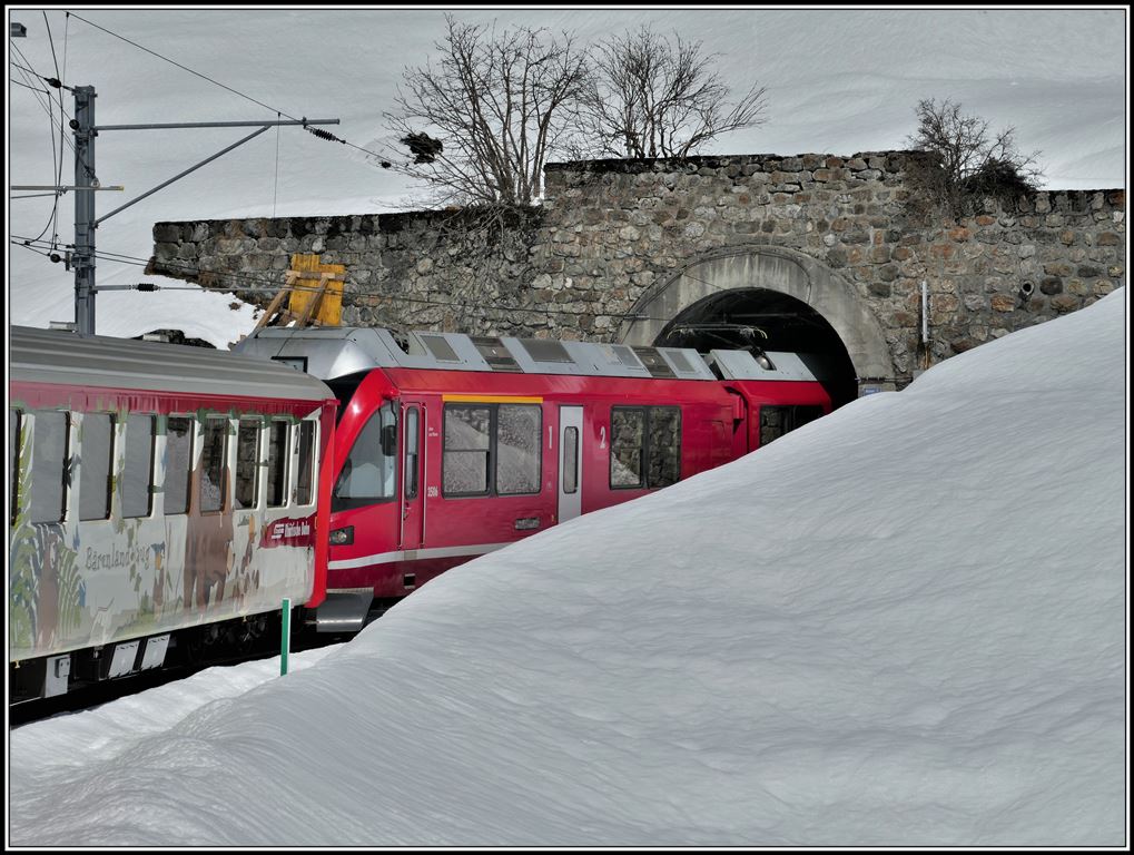 Der ABe 8/12 3506 verschwindet im Arosatunnel. (06.04.2019)