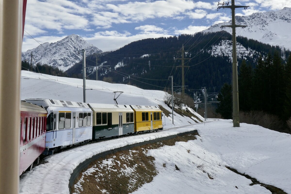 Der ABe 8/12 3514  Ahnenzug  unterwegs nach Arosa am 26.12.23 zwischen Peist und Langwies.