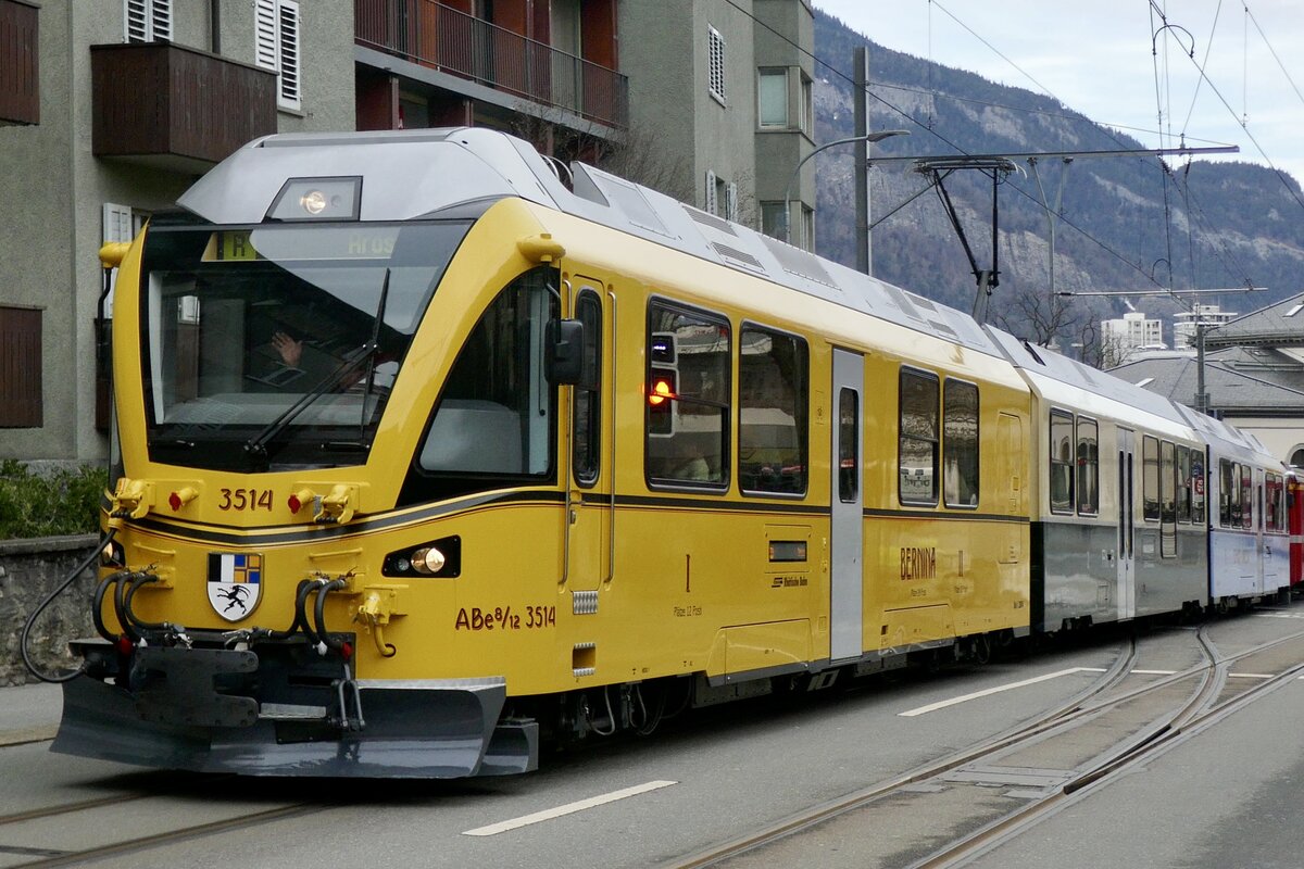 Der ABe 8/12 3514 im Retro Design am 26.12.23 kurz nach der Abfahrt vom Bahnhofplatz Chur.