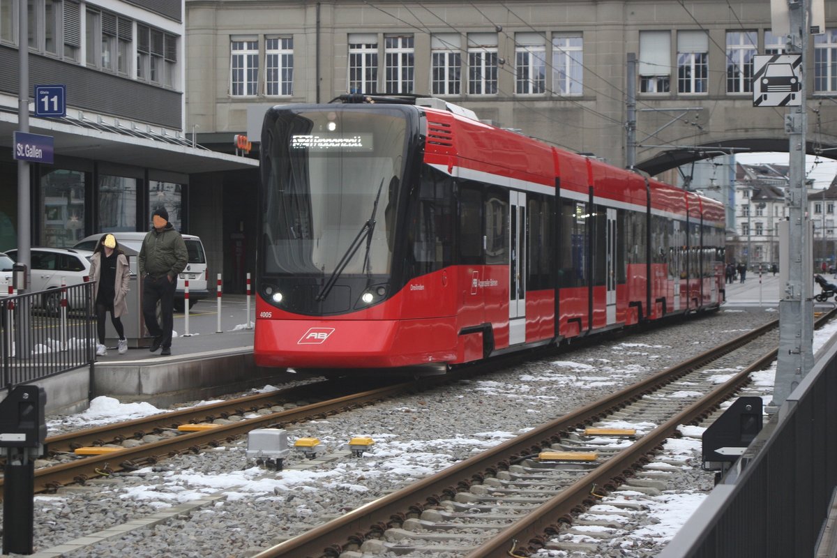 Der ABe 8/12 4005/4105  Dreilinden  der Appenzellerbahnen hat soeben seine Passagiere eingeladen und wartet auf den Gegenzug, bevor er als S21 weiter über Teufen und Gais nach Appenzell fahren kann.
St. Gallen AB, 20.12.2020