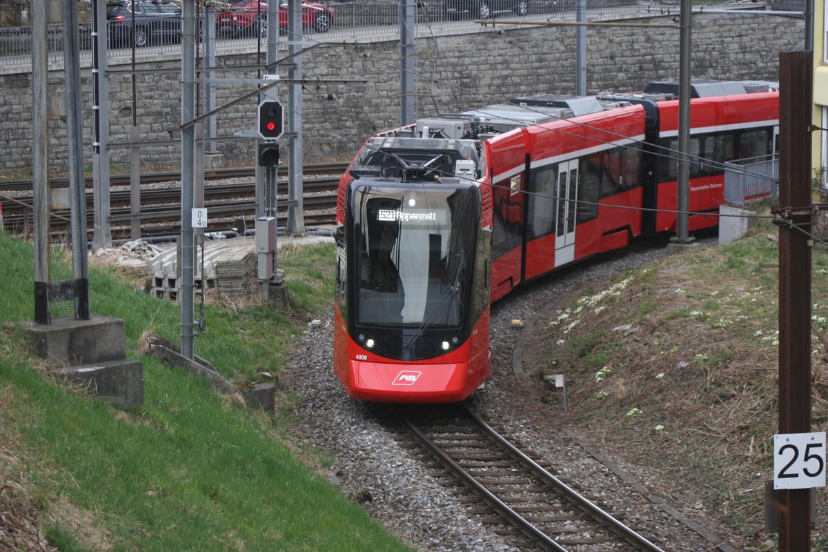 Der Abe 8/12 4006  Kronberg  hat den Bahnhof St. Gallen AB soeben verlassen und biegt nun auf die Strecke nach Teufen - Gais ein.

Aufnahmestandort: Brücke über die Bahnlinie an der Güterbahnhofstrasse

St. Gallen GB, 14.03.2020