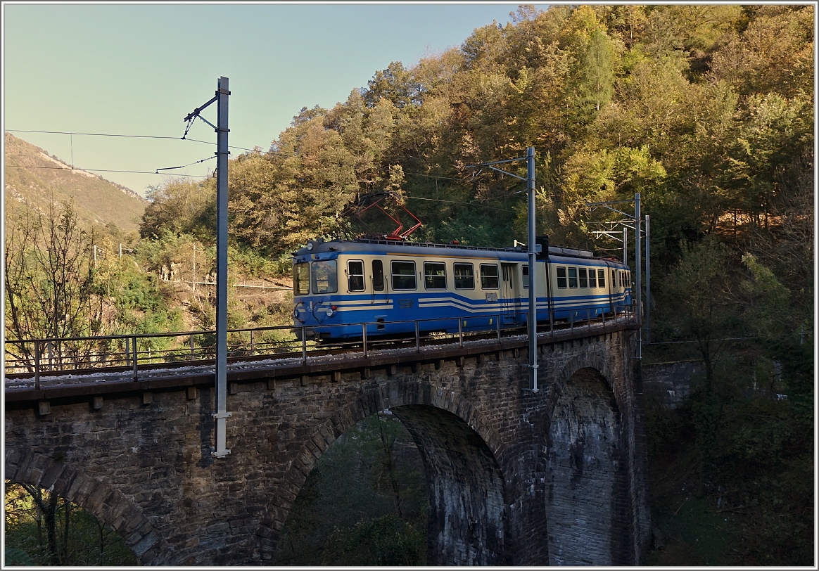 Der ABe 8/8 22  Ticino  als Regionalzug 265 von Domodossola unterwegs nach Re auf dem Rio Graglia Viadukt zwischen  Trontano und Verigo.
(24.10.2014)