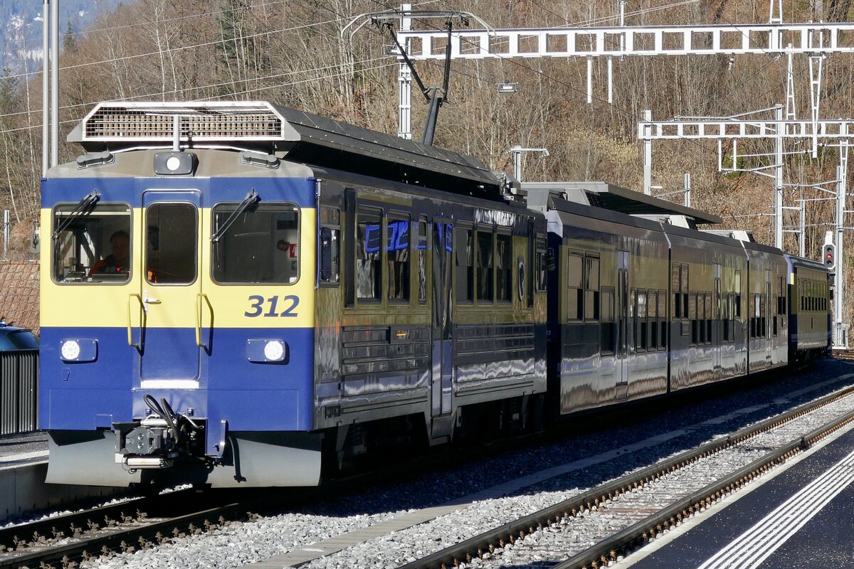 Der ABeh 4/4 312  Interlaken  mit seinem Regio nach Lauterbrunnen am 28.1.24 bei der Einfahrt in Zweilütschinen.