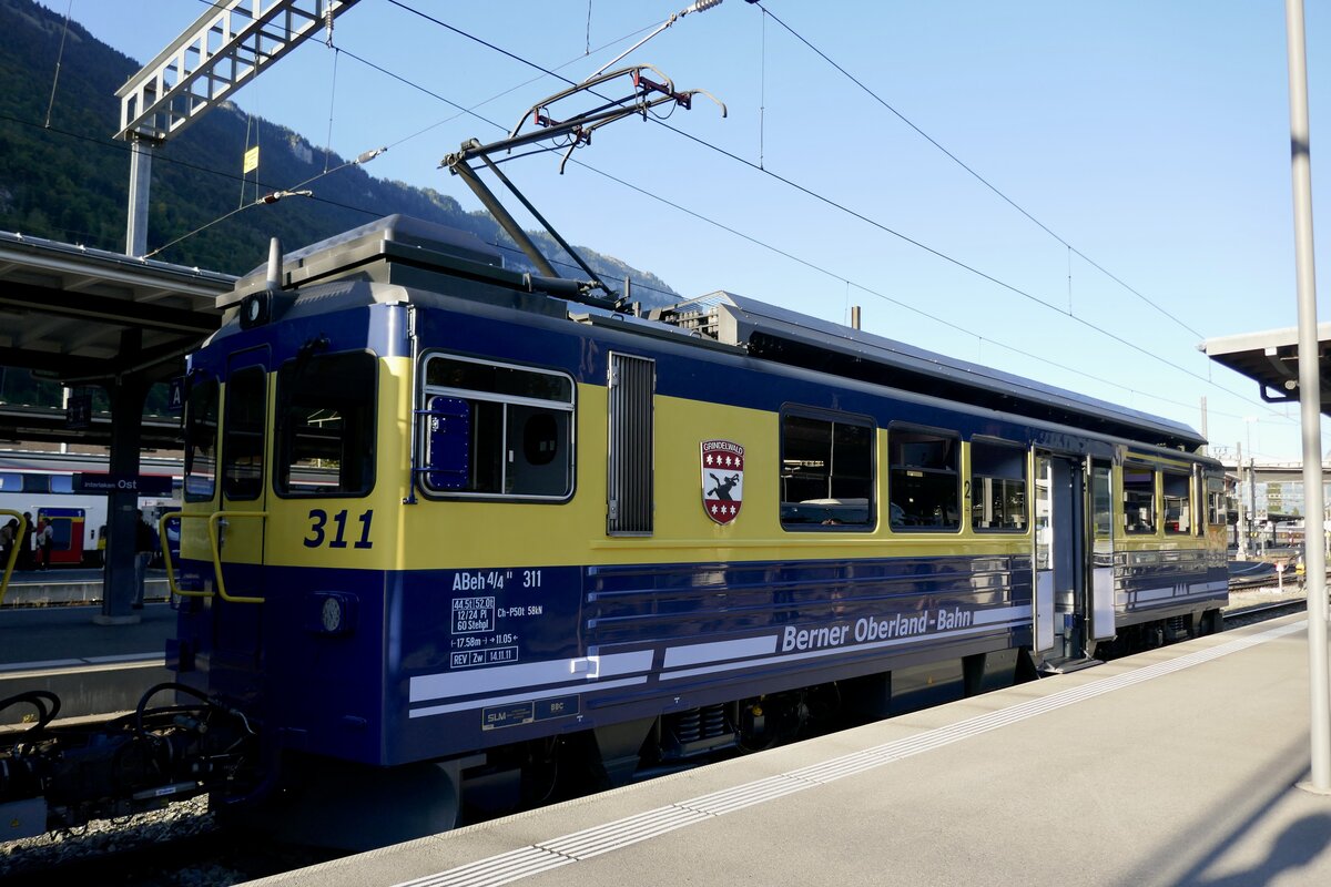 Der ABeh 4/4 II 311  Grindelwald  der am 19.9.25 im Bahnhof Interlaken Ost steht.