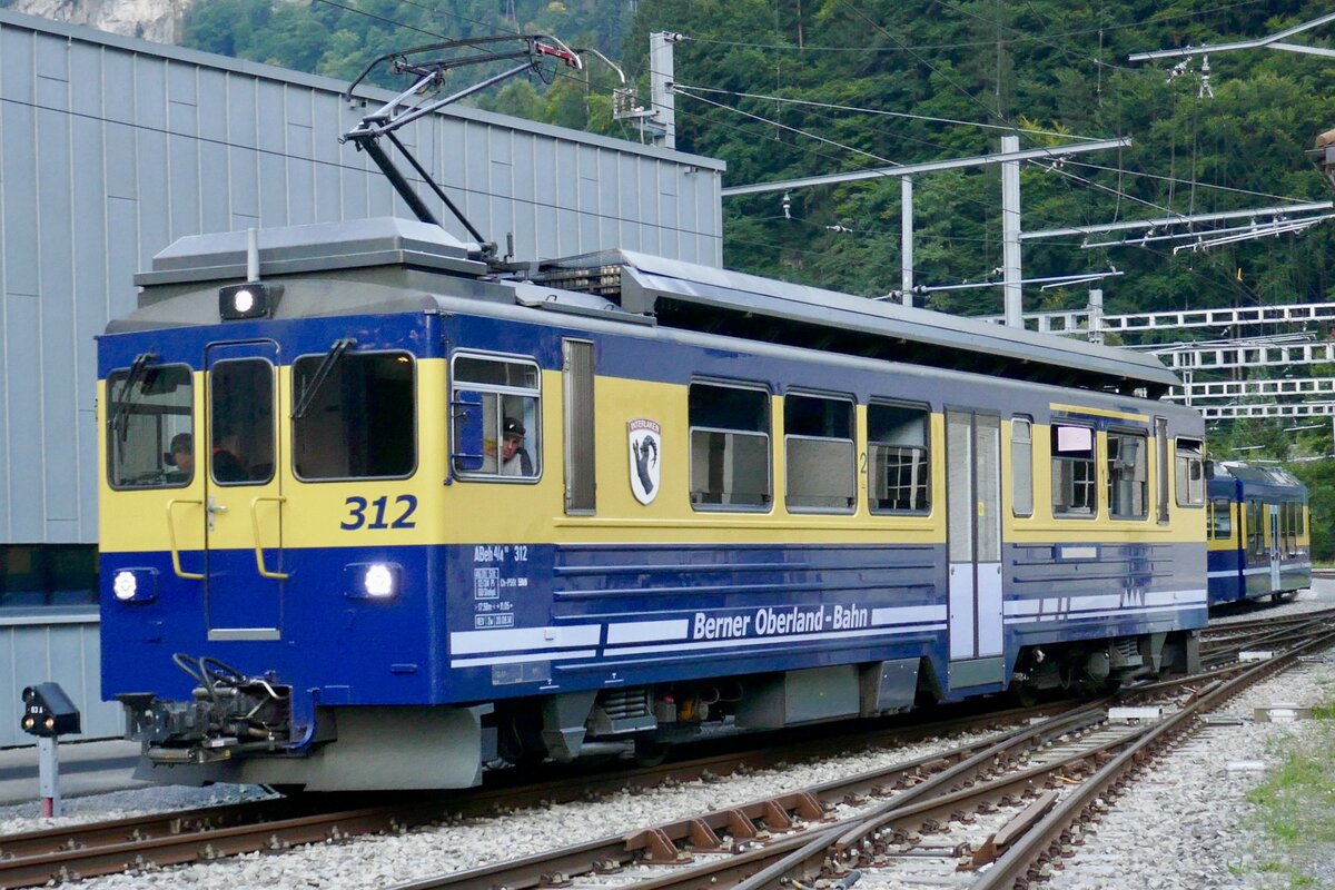 Der ABeh 4/4 II 312  Interlaken  der am 19.9.25 nach der Fahrt vors Depot Zweilütschinen rangiert.