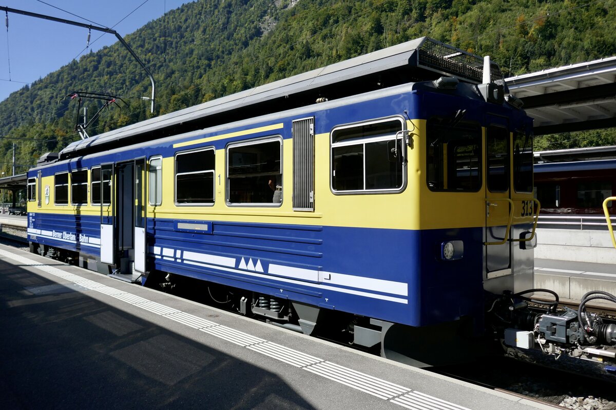 Der ABeh 4/4 II 313  Lauterbrunnen  der am 19.9.25 im Bahnhof Interlaken Ost steht.