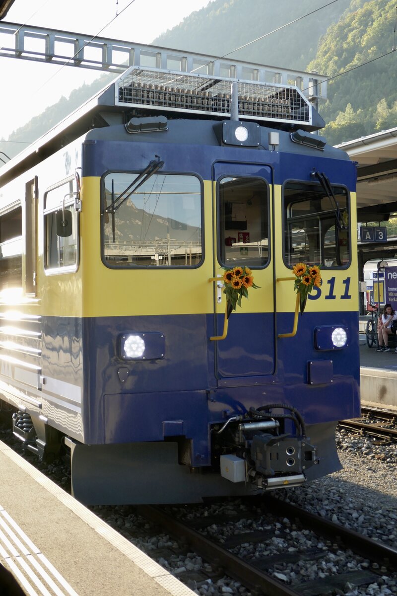 Der ABeh 4/4 II wurde für die letzte Fahrt nach Zweilütschinen auf der Front mit Blumen geschmückt, am 19.9.25 in Interlaken Ost.

