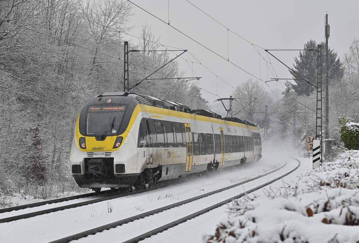 Der Abellio 8442 125 als RE10a nach Mannheim bei der Durchfahrt in Neckargerach am Vormittag des 27.1.2021