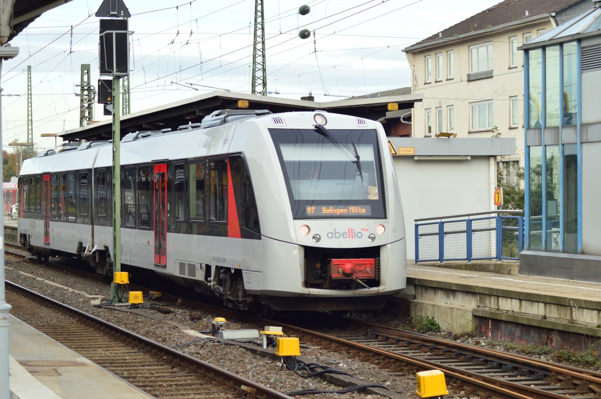 Der Abellio Triebwagen VT 121205/648 005-4 verlässt hier geragde den Hauptbahnhof Solingen-Ohligs in Richtung Solingen Mitte als S7. Quasi zum ehemaligen Hauptbahnhof. Sonntag den 9.11.2014