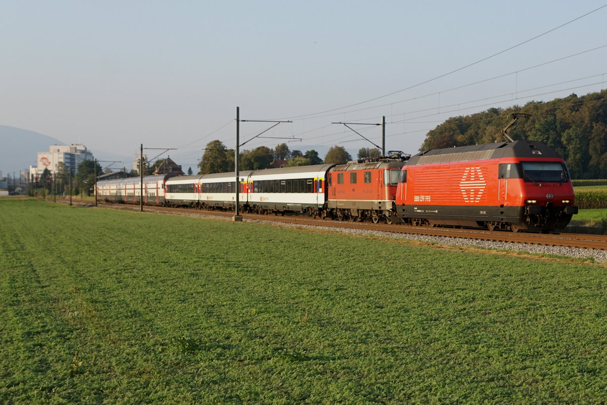 Der Abendliche Leichenzug vom 18. September 2020 bei Herzogenbuchsee mit Re 460, Re 420 sowie verschiedenen Personenwagen.
Foto: Walter Ruetsch