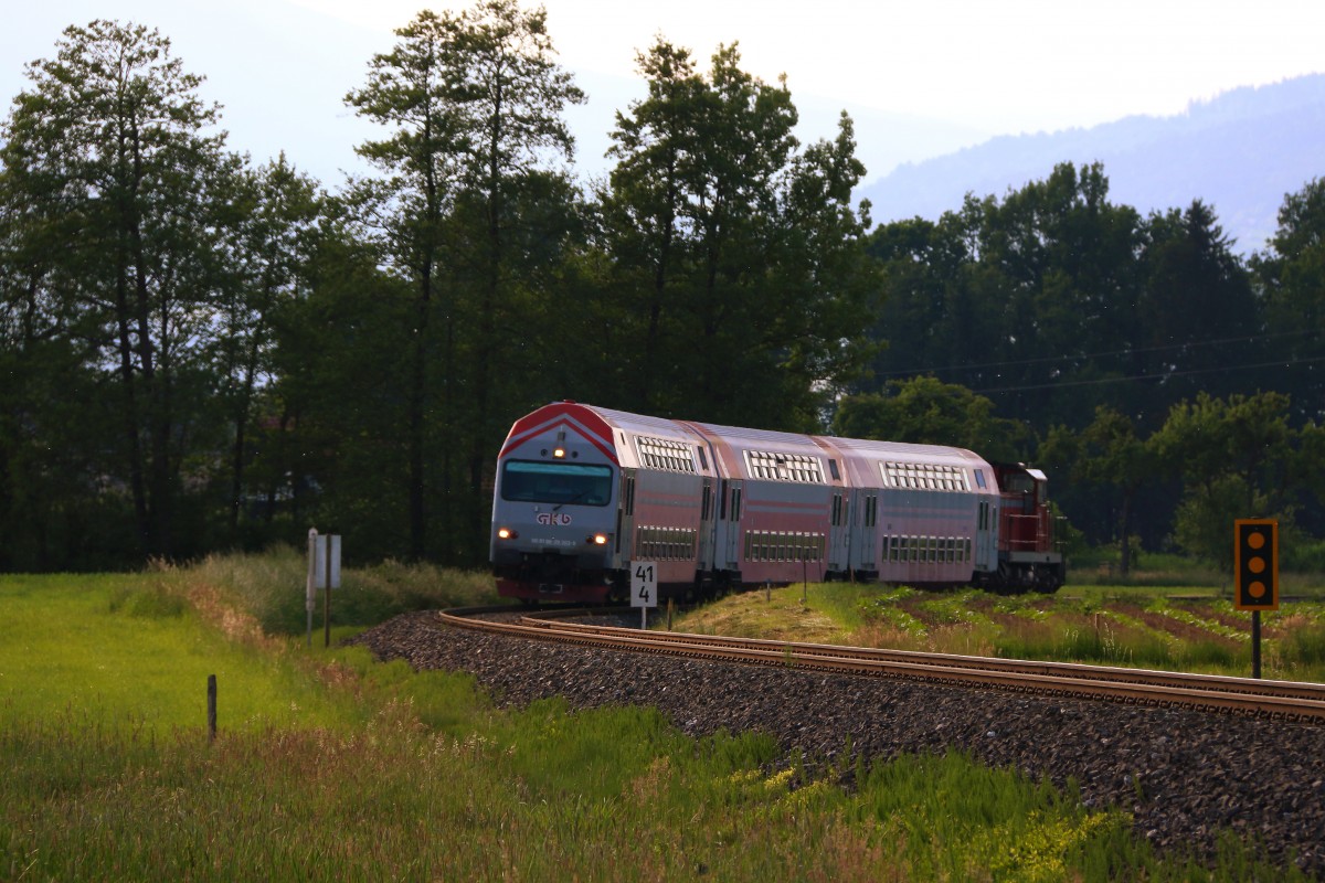 Der Abendliche R8567 wird in den letzten Wochen aus drei  Altlack  farbenen Dosto´s gebildet. Hier zu sehen kurz vor Sankt Martin im Sulmtal Bergla am Abend des 18.05.2015