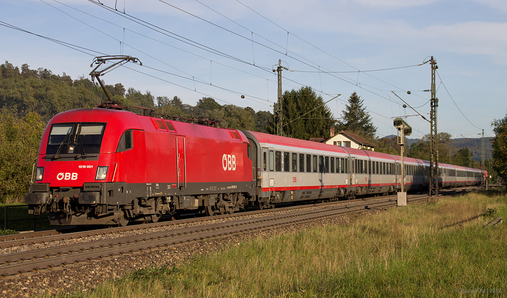 Der abendliche Starzug im Filstal ist zweifelsfrei der EC 112, welcher planmig mit zwei BB-Ochsen verkehrt. Am 3. Oktober 2013 war u. a. 1016 001 fr die Traktion des Zuges zustndig. In Salach prsentiert sich die bestens gepflegte Lok hier im Abendlicht. 