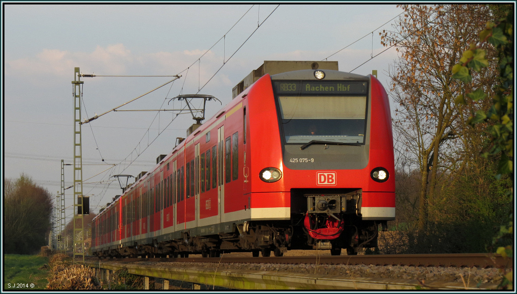 Der Abendsonne entgegen rauscht die Rhein Niers Bahn (RB33) in Richtung Geilenkirchen.Hier zu sehen unweit von Süggerath auf der Kbs 485 am 28.03.14.