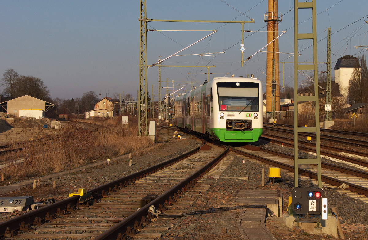 Der Abendsonne entgegen...oder ab jetzt stehe / fahre ich unter Strom

VT 306 und ein weiterer Regio Shuttle der Erfurter Bahn sind auf der Relation Gera - Hof unterwegs.
Zwischen Weida und Mehltheuer ging es noch gemächlich wie zu Zeiten kurz nach der Wende zu.
Ab Mehltheuer zeigt sich nun die moderne Bahn mit vielen Masten und Fahrdraht.
Übergang Strecke 6653 Werdau - Weida - Mehltheuer und 6362 Leipzig Bayerischer Bahnhof - Hof am 17.03.2014