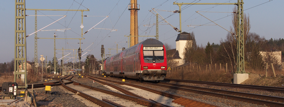 Der Abendsonne entgegen...schiebt 143 360 ihren Regional Express bei Mehltheuer.
Der Zug ist auf der Relation Dresden - Hof unterwegs und befindet sich hier im sächsischen Vogtland.
Bahnstrecke 6362 Leipzig - Hof am 14.03.2014