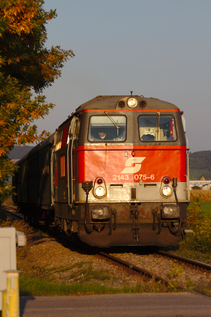 Der Abendzug auf der Rckfahret nach Wien Praterstern aufgenommen in Korneuburg beim Bahnschranken an der Leobendorferstr. (28.09.2013)