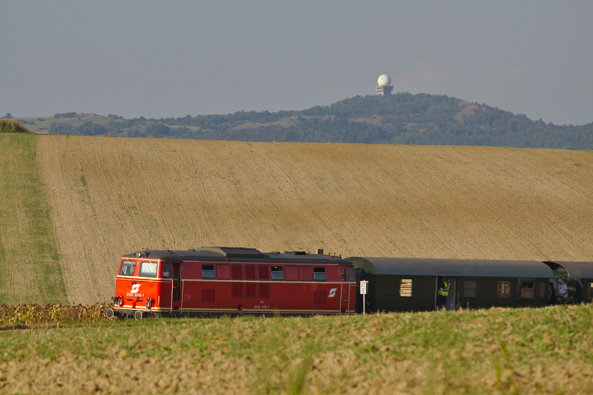 Der Abendzug mit der 2143.070 zurück nach Wien, kurz nach der Abfahrt in Ernstbrunn. Im Hintergrund die Leiser Berge. (10.09.2016)