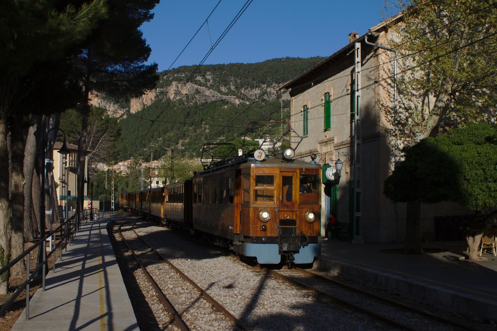 Der Abendzug von Sóller nach Palma, aufgenommen in Bunyola. (05.04.2014)