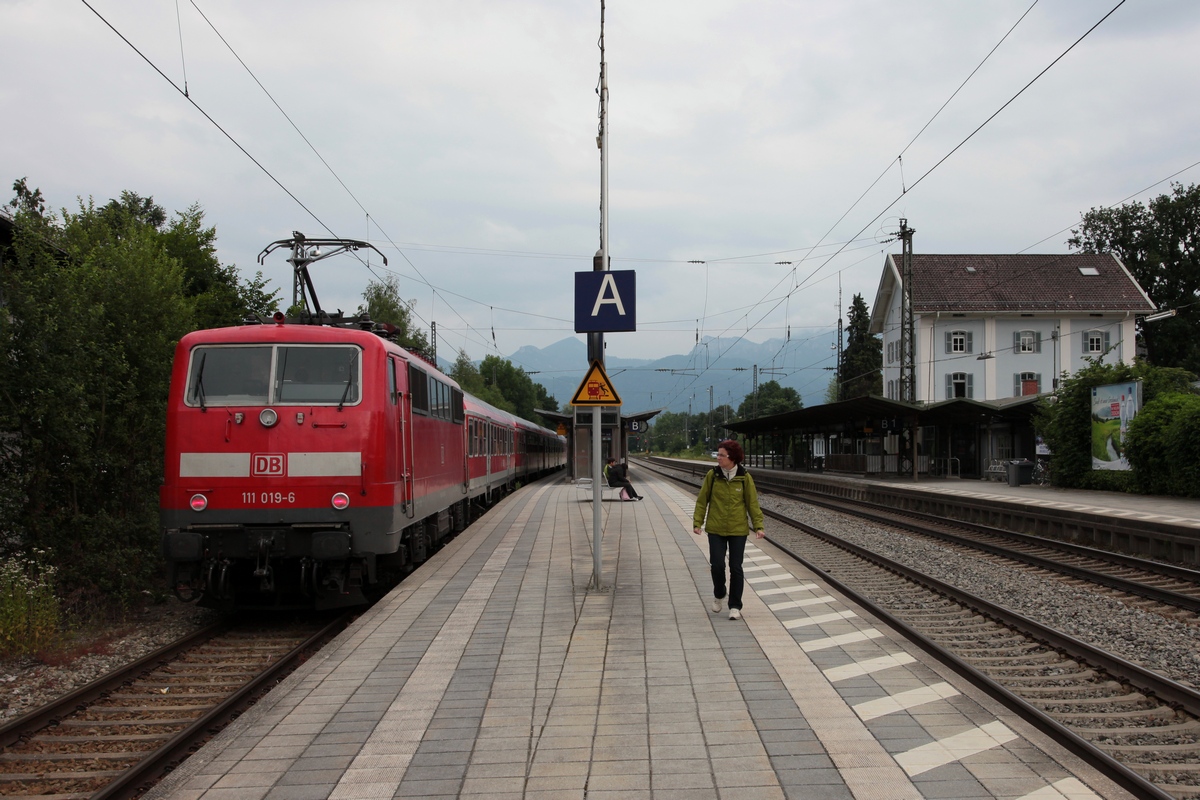 Der abfahrbereite RE69615 nach Salzburg, mit 111 019, am 27.06.2013 im Bf Prien am Chiemsee. 