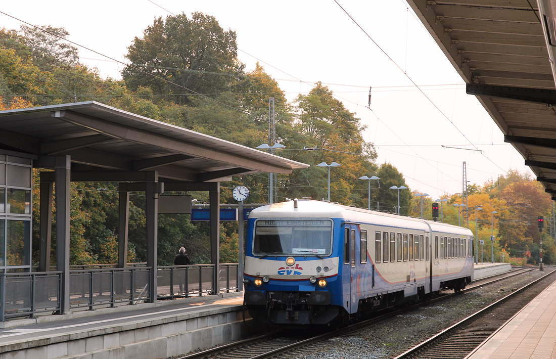 Der abgebildete 628er der EVB war zum Aufnahmezeitpunkt im Auftrag der DB auf der Strecke
von Verden (Aller) nach Rottenburg (Wümme) aktiv.
Aufgenommen am 17. Oktober 2017
