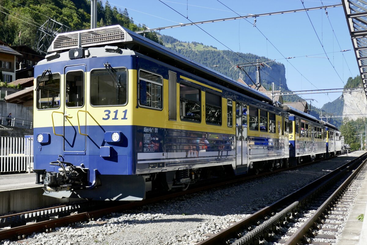 Der Abschiedszug mit den drei ABeh 4/4 II 311–313 am 19.9.25 im Bahnhof Lauterbrunnen.
