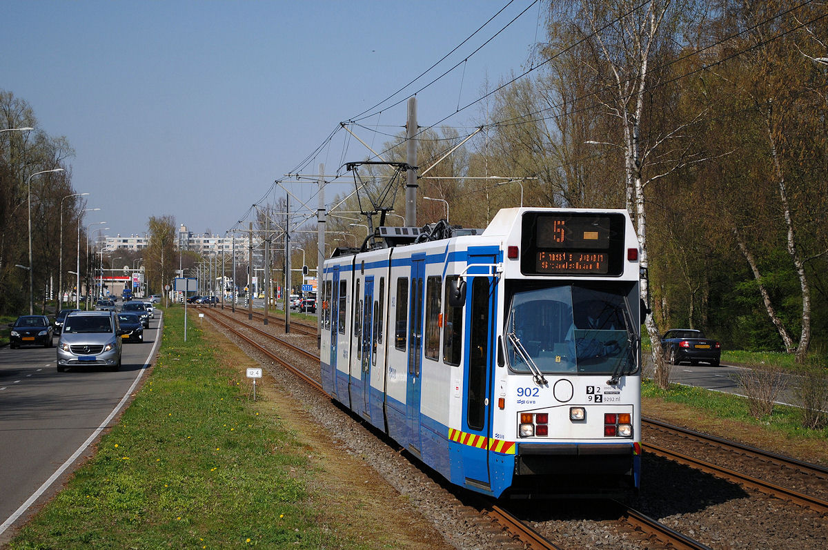 Der Abschnitt zwischen den Haltestellen Amsterdam Zuid und Amstelveen Centrum wird sowohl von der Metrolinie M51als auch von der Straßenbahnlinie 5 gemeinsam verwendet, wobei an den Haltestellen niedrige Bahnsteige von der Straßenbahn angefahren werden, an den Hochbahnsteigen hingegen die Züge der Metro halten. Am 11.04.2016 nähert sich der Tw. 902 der Straßenbahnlinie 5 der Haltestelle Zonnestein.