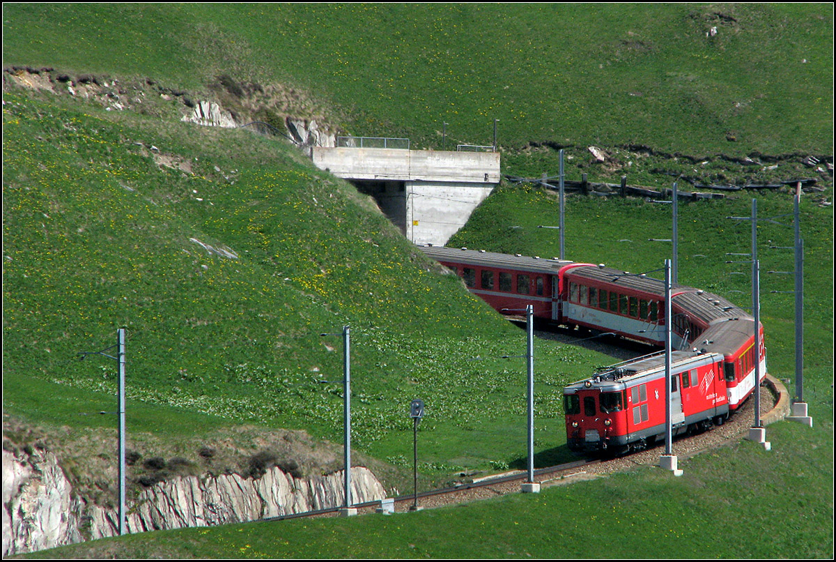 Der Abstieg -

... vom Oberalppass nach Andermatt ist fast geschafft: Regionalzug Disentis - Andermatt. 

13.05.2008 (J)