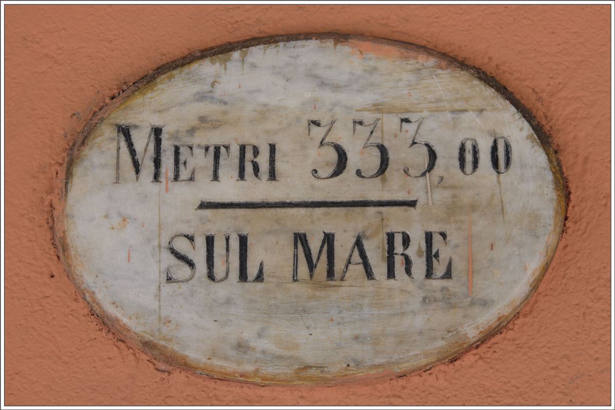 Der Abstieg vom Splügenpass 2115m mit dem STPS Bus nach Chiavenna ist markant, zeigt doch die Tafel am Bahnhof Chiavenna nur noch eine Seehöhe von 333m an. (12.09.2017)