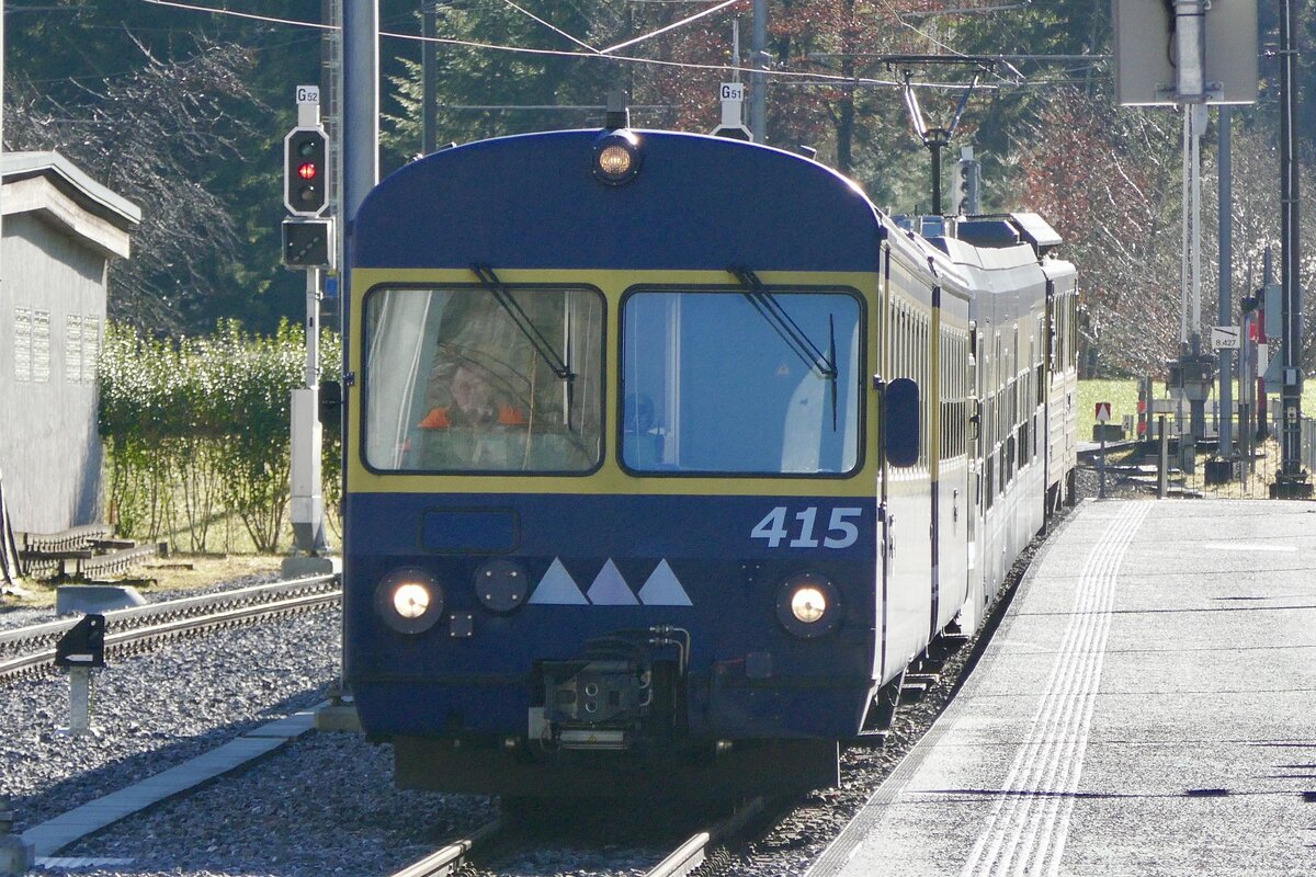 Der ABt 415 mit dem schiebenden ABeh 4/4 312  Interlaken  am 28.1.24 bei der Einfahrt in den Bahnhof Zweilütschinen.