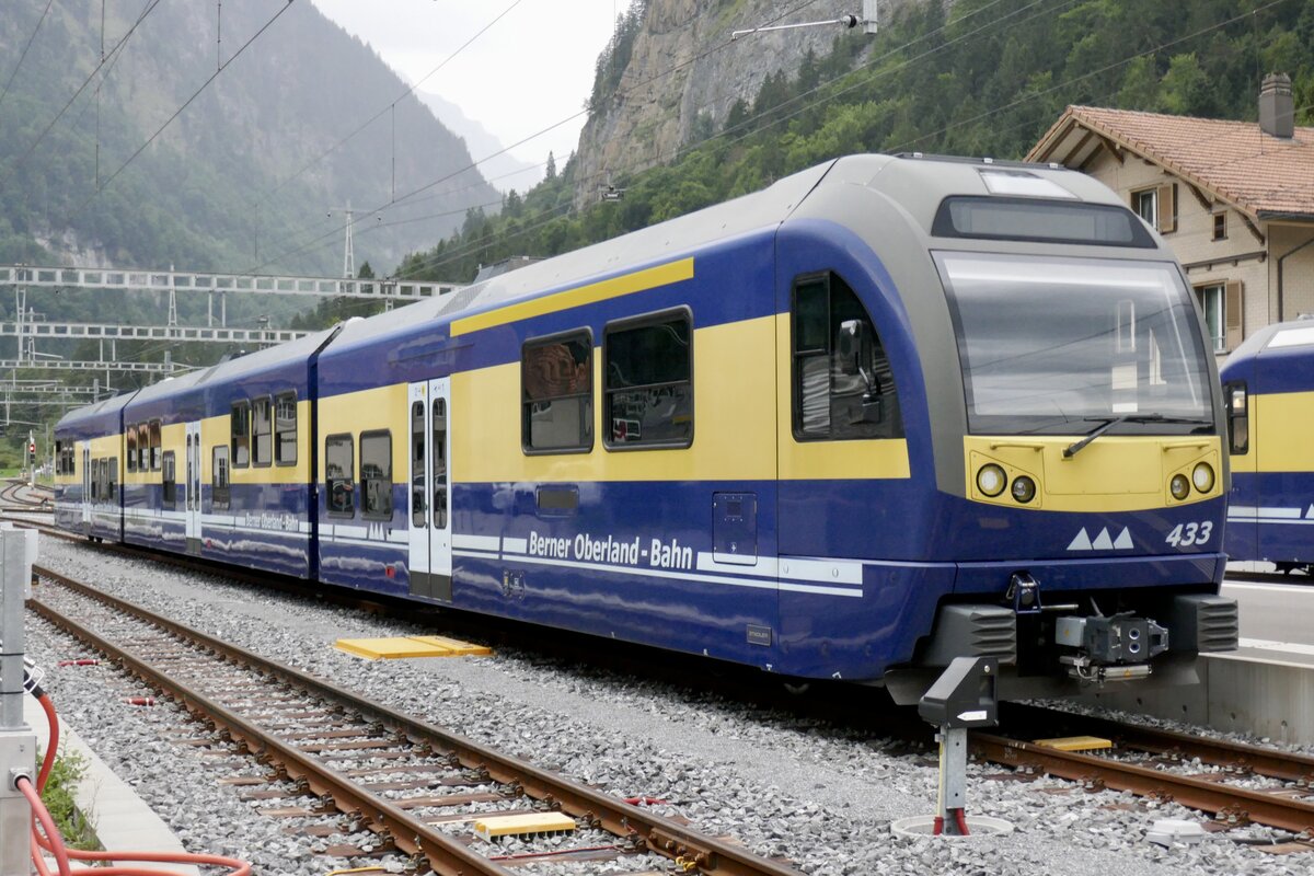 Der ABt 433 der BOB am 19.8.25 beim Bahnhof Zweilütschinen abgestellt.