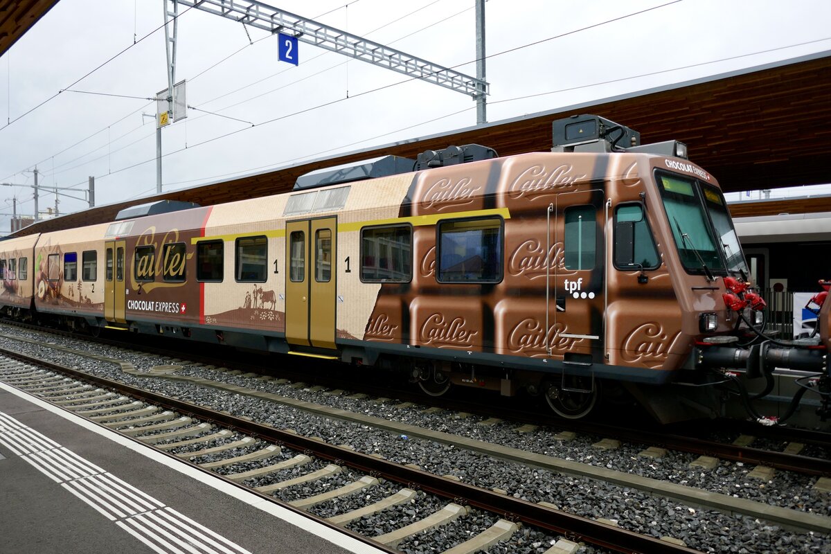 Der ABt 884-8 mit der  ChocolatExpress  Vollwerbung am 28.8.23 im Bahnhof Bulle.
