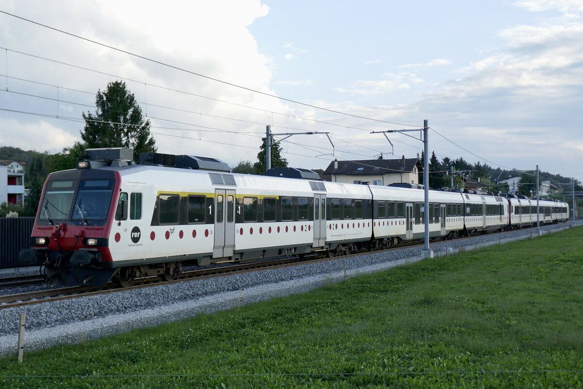 Der ABt 899-6 mit dem RBDe 560 247 und dem RBDe 560 243 am 15.9.23 kurz vor dem Bahnhof Düdingen.