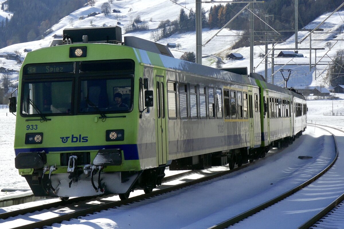 Der ABt 933 als RE nach Spiez am 26.11.23 bei der Einfahrt in Boltigen.
