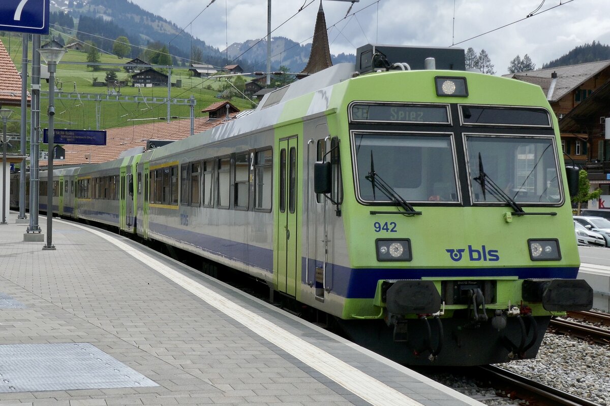 Der ABt 942 als RE nach Spiez am 19.5.23 im Bahnhof Zweisimmen.