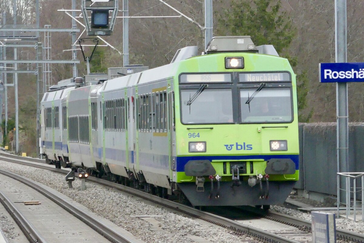 Der ABt 964 mit dem stossenden RBDe 565 724 als Zusatz-IR66 am 25.3.24 vor der Durchfahrt in Rosshäusern.