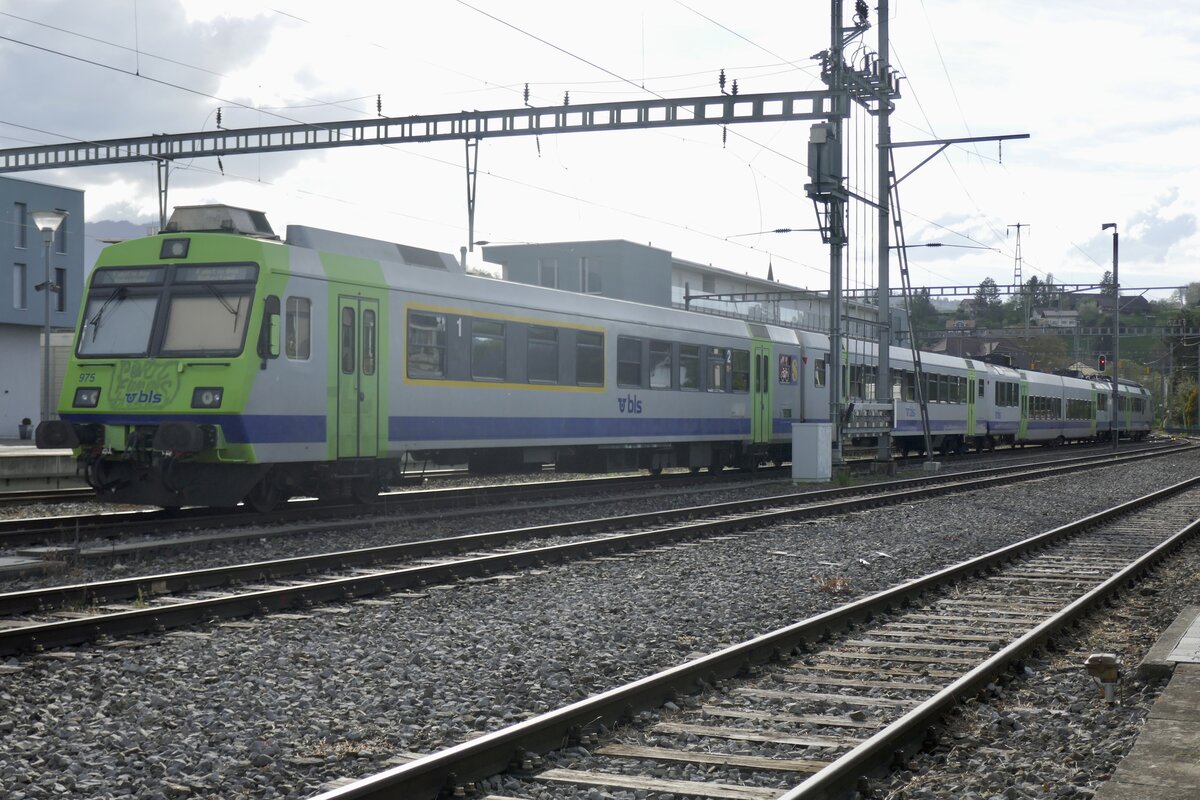 Der ABt 975 mit seinem Pendel der am 15.4.24 beim Bahnhof Uetendorf abgestellt ist.