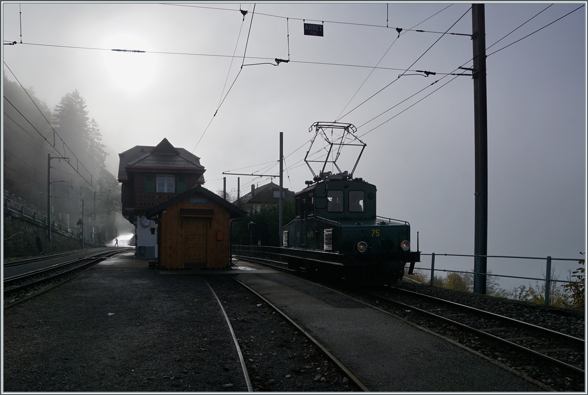 Der abziehende Nebel konkurriert mit der aufgehenden Sonne und mitten in der farblosen, aber spannenden Stimmung steht der Blonay-Chamby Ge 4/4 75 in Chamby. 

31. Oktober 2021