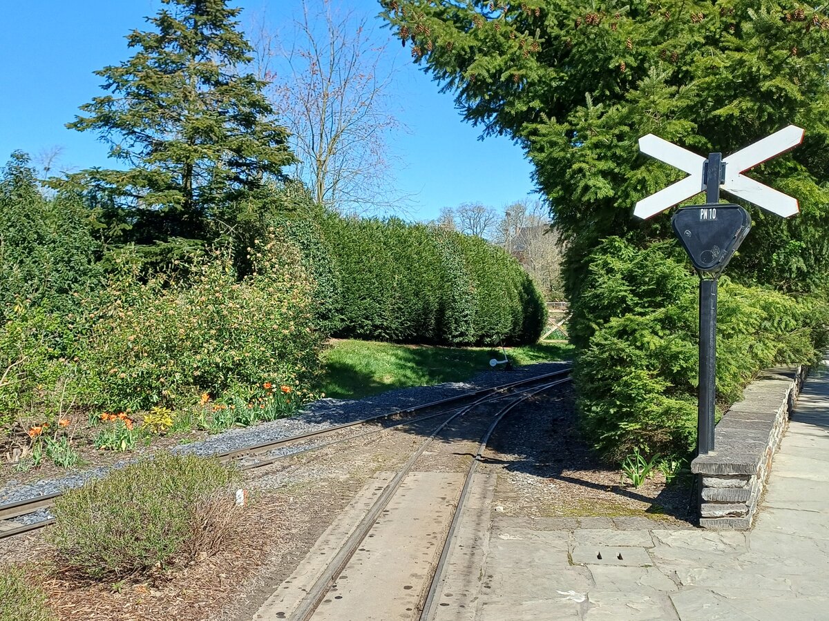Der Abzweig zum Lokschuppen und ein Andreaskreuz bei der Schmalspurbahn in Pairi Daiza, am 07.04.2026.