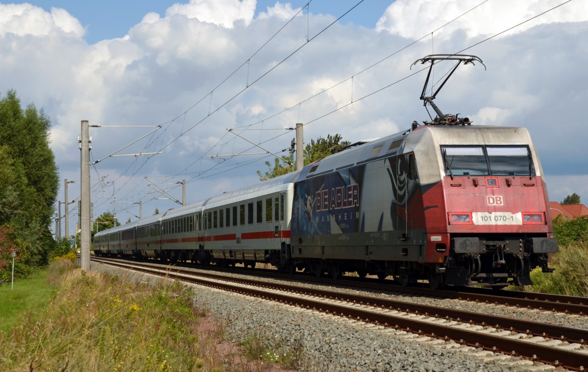 Der Adler hat Federn gelassen! Im gerupften Outfit schob 101 070 am 23.08.14 den IC 2048 durch Greppin Richtung Dessau. Wegen Bauarbeiten auf der Strecke Magdeburg-Halle(S) wurde der Fernverkehr an diesem Wochenende über Dessau umgeleitet.