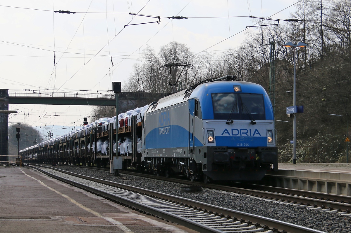 Der Adria Taurus 1216 920 bespannte am 10.04.2015 einen ARS-Autotransportzug in Fahrtrichtung Norden. Aufgenommen in Eichenberg.