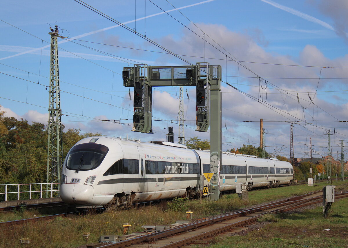 Der  advanced TrainLab  605 017-2 von DB Systemtechnik am 19.10.2026 in Magdeburg-Neustadt.
Er war Richtung Abzweig Br�cke unterwegs.