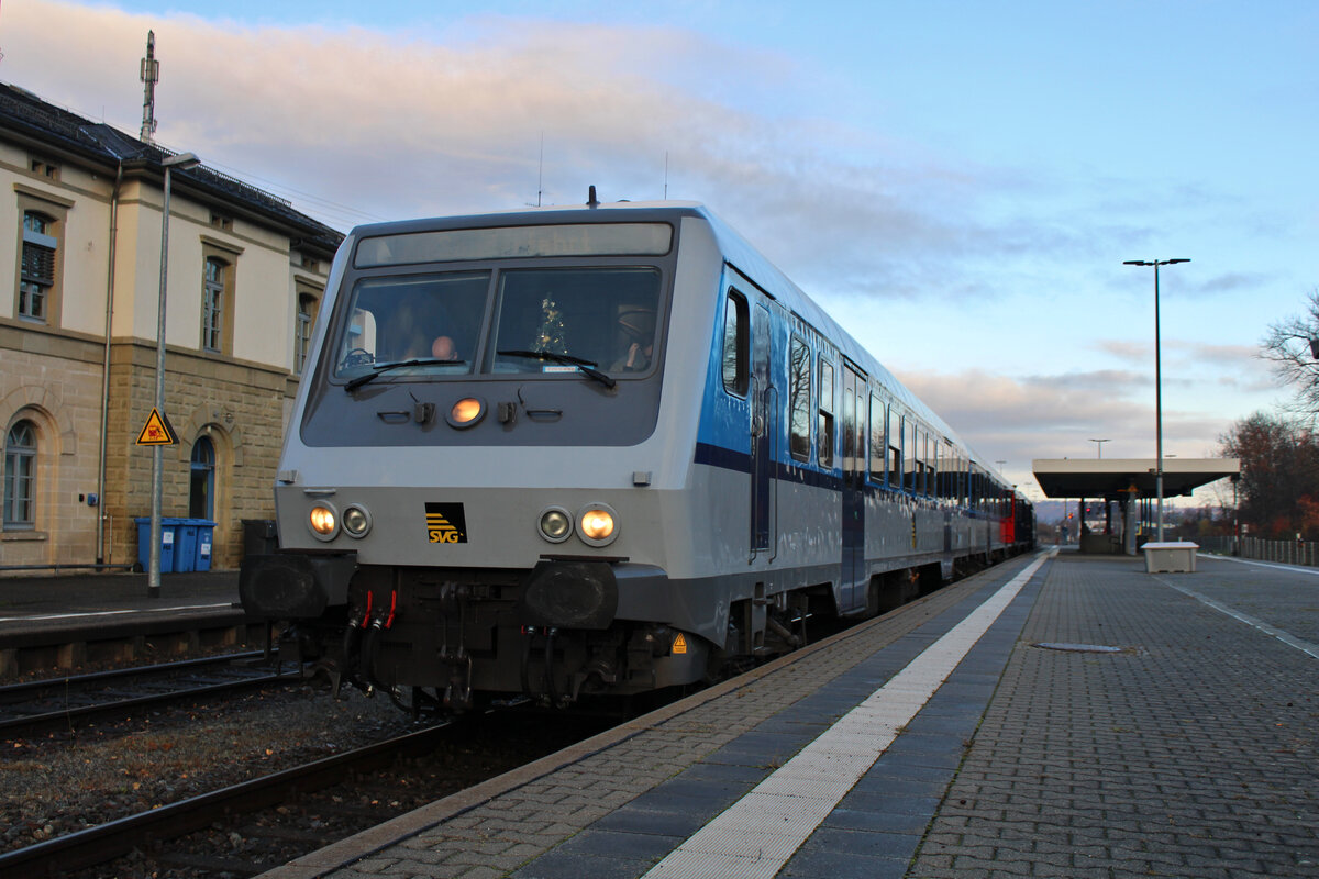 Der Adventsonderzug der SVG steht am Morgen des 26.11.2022 auf der Zuführungsfahrt von Stuttgart nach Mengen beim Zwischenhalt in Hechingen.