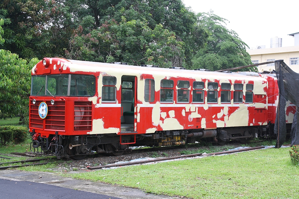 Der AFR DPC7 (2'B', dh, Nippon Sharyo, Bj.1966) bekommt offensichtlich eine Lackausbesserung. Chaiyi Garage Park am 03.Juni 2017.