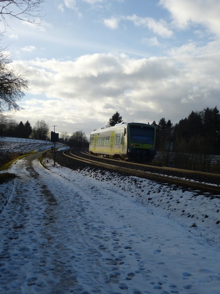 Der Agilis 650.720 fährt hier am 06.02.2014 auf der Strecke zwischen Schwarzenbach und Münchberg.
Der Triebzug war als ag von Bad Steben nach Münchberg unterwegs, 06.02.2014