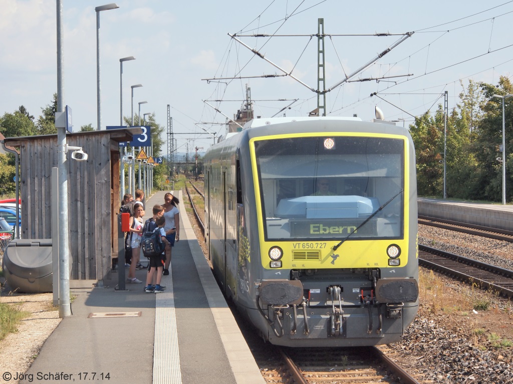 Der Agilis-RegioShuttle 650 727 hielt am 17.7.14 in Hirschaid als RB nach Ebern am neuen Seitenbahnsteig von Gleis 3.