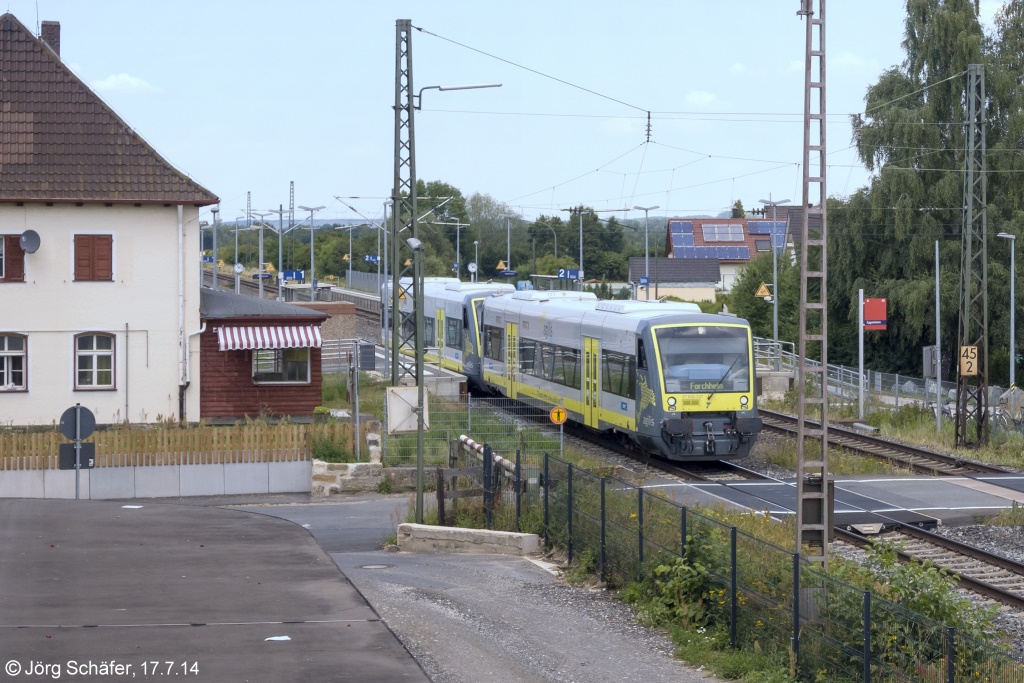 Der agilis-VT 650.727 fuhr am 17.7.14 in Eggolsheim als RB nach Forchheim ab. Der vom Fahrdienstleiter gesicherte Bahnübergang dient auch als Zugang zum neuen Seitenbahnsteig Richtung Bamberg (am rechten Bildrand), da die DB bei der Modernisierung 2010 auf eine Bahnsteigunterführung verzichtete.